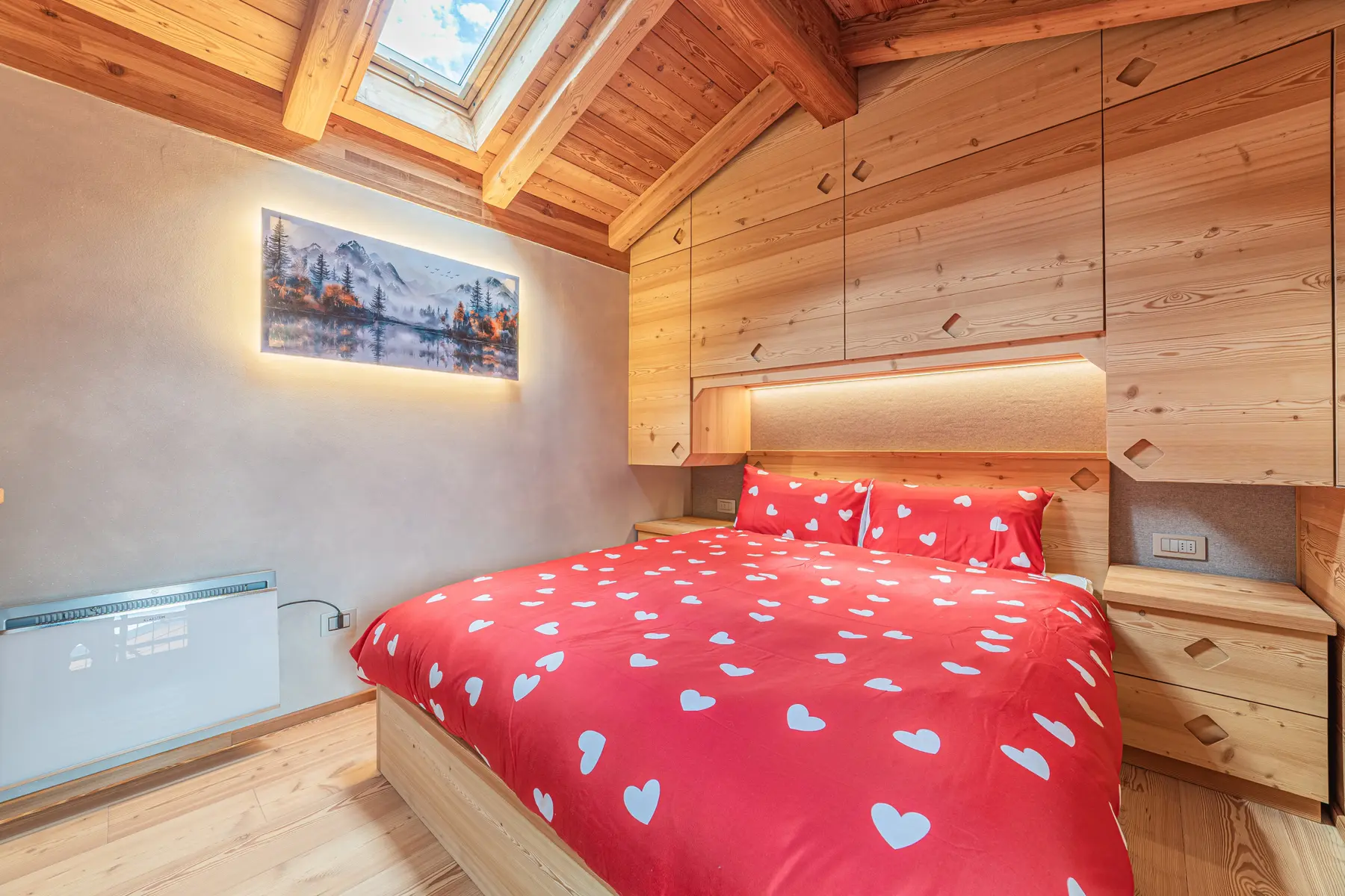 Camera in legno di The Love Chalet con piumino rosso a cuori